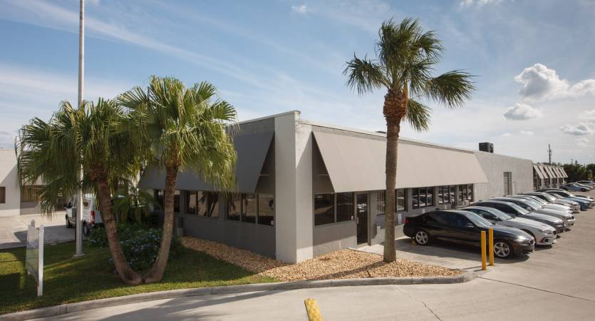 right-img Gray Mini Cooper Countryman Car